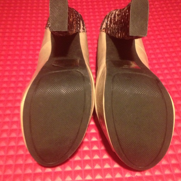 Beige and peacock design heels !!💗 - Picture 4 of 4