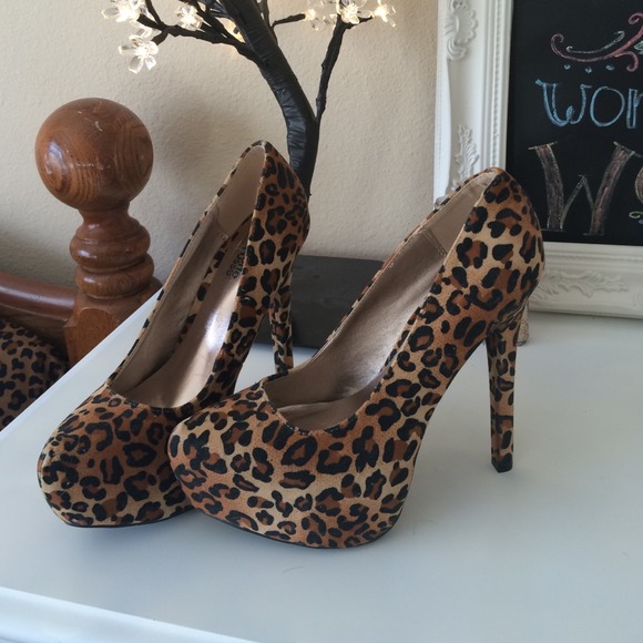SOLD! 💖 Brand new leopard heels