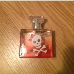 NWOT Runway 21 > rue 21 perfume