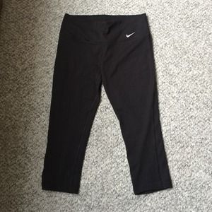 Nike Woman's Capri Pant Tight Dri-Fit