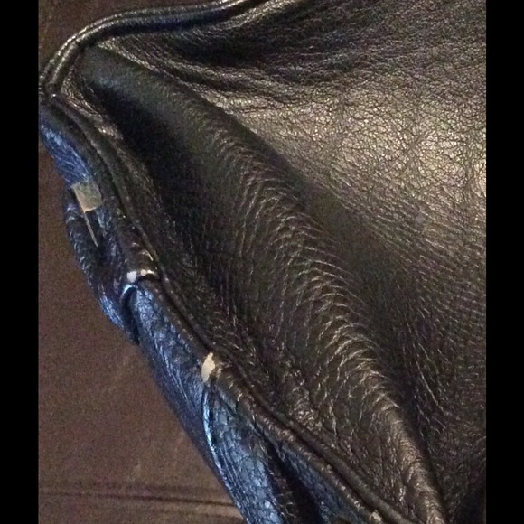 Chrissybee is a scammer! DON'T BUY THIS BAG!! - Picture 4 of 4