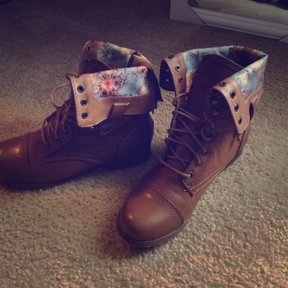 Brown boots that I've only wore once