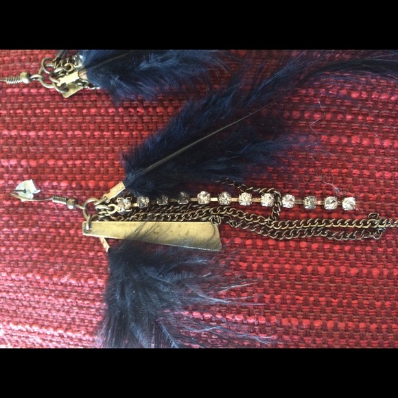 Black feather earrings - Picture 2 of 3