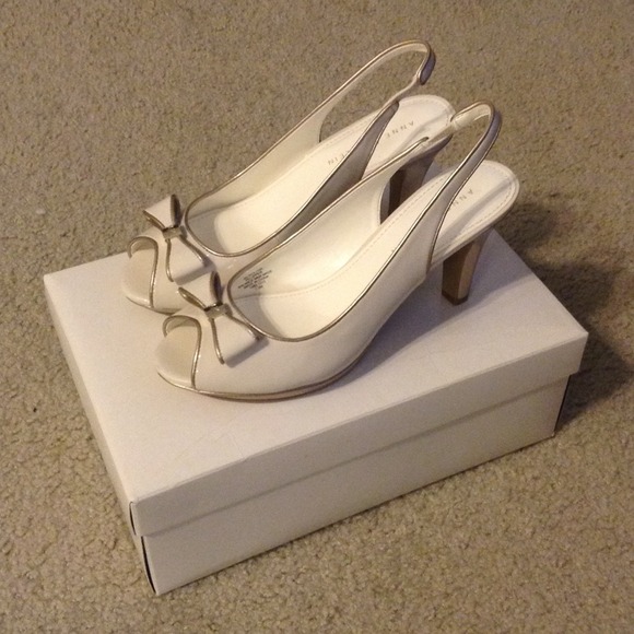 Anne Klein white heels with bow - Picture 2 of 3