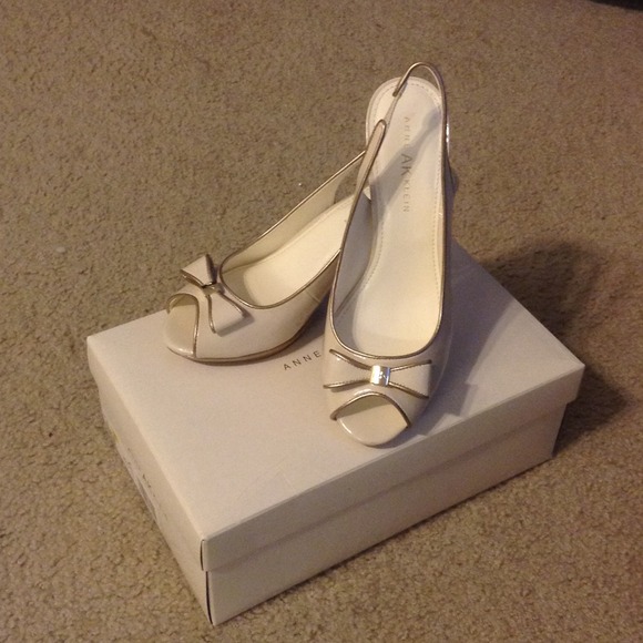 Anne Klein white heels with bow - Picture 3 of 3