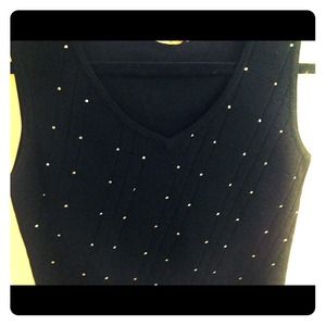 BLACK SLEEVELESS SHIRT DECORATED WITH RHINESTONES