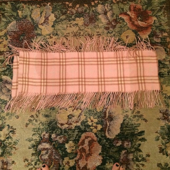 Burberry happy scarf in light pink