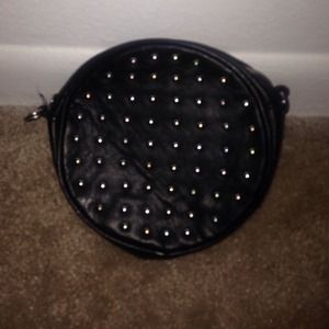 Black stud round clutch