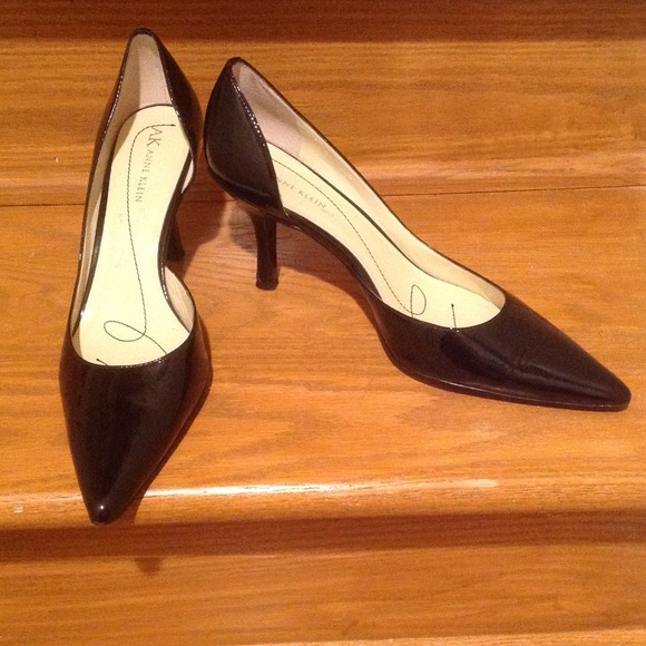 Patent leather black shoes