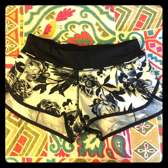 Lululemon printed speed shorts! Size 6!👌condition