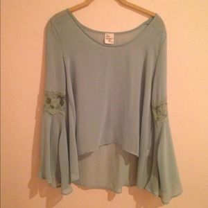 Flutter sleeve top