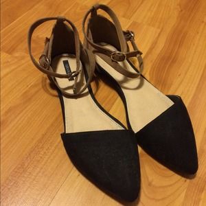 Tan & blank flats with straps