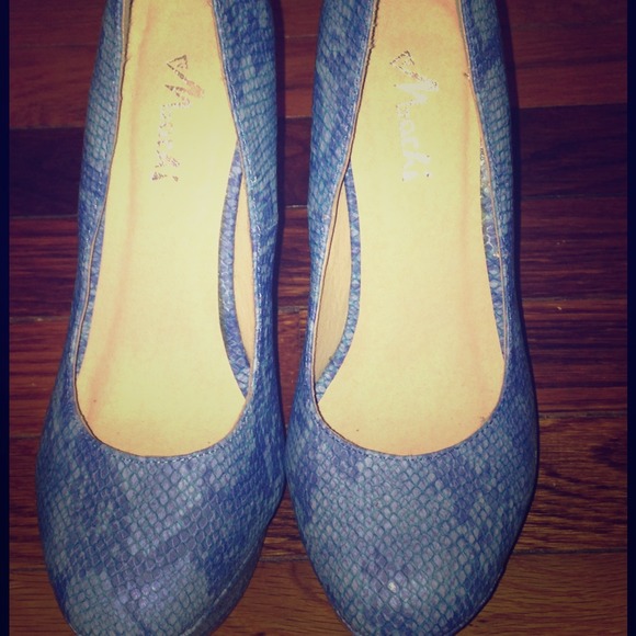 Blue snakeskin patterned pumps