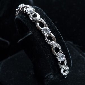 Absolute simulated diamond bangle