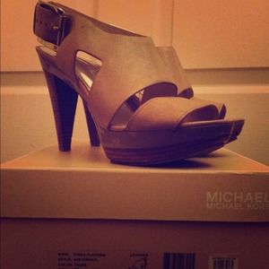 Michael Kors Carla Platform in Taupe size 8