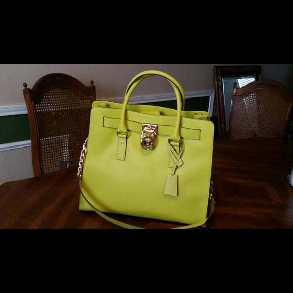 🚫SOLD🛇Michael Kors Hamilton in apple