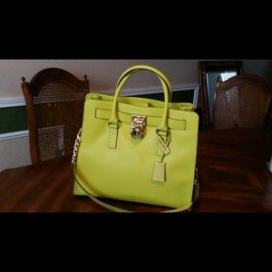 🚫SOLD🛇Michael Kors Hamilton in apple