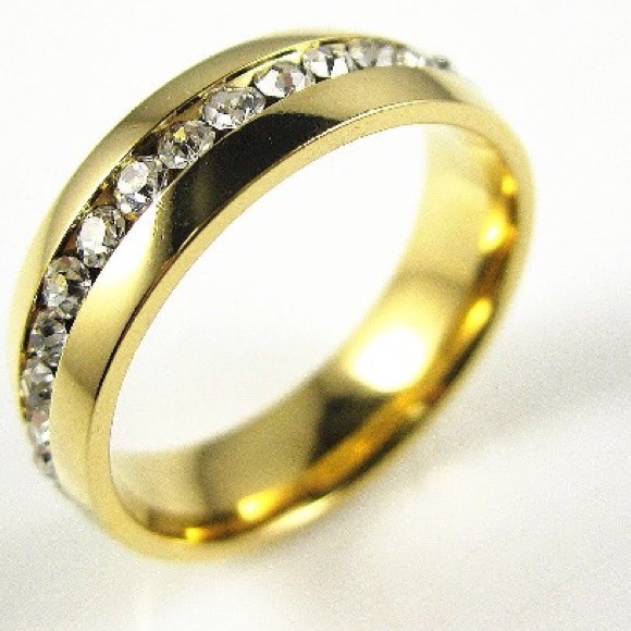 Beautiful Crystal Gold Ring Perfect for a wedding.