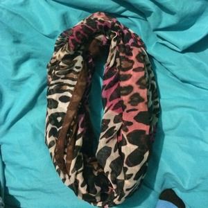 Cute cheetah scarf only worn a couple times