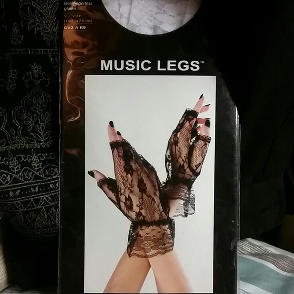 White lace fingerless gloves