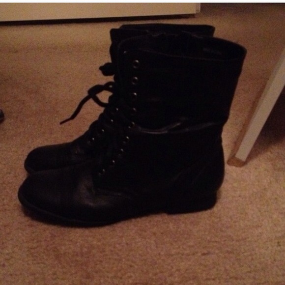 STILL AVAILABLE, ORDER WAS CANCELED! Combat boots