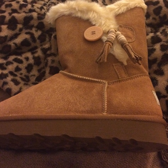 Reposh....NEVER WORN STILL IN BOX!!!