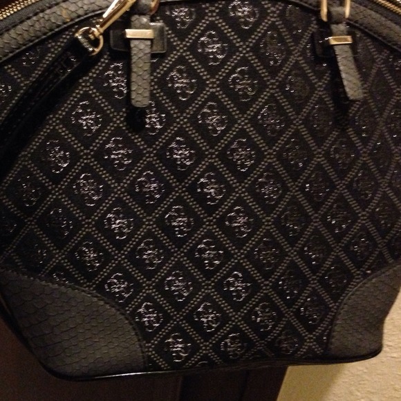 FRIDAY SALE😍😍 BRAND NEW GUESS BLACK BAG. - Picture 3 of 4
