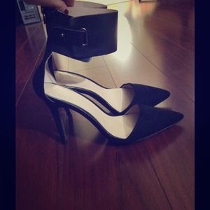 High heel strappy shoe with buckle