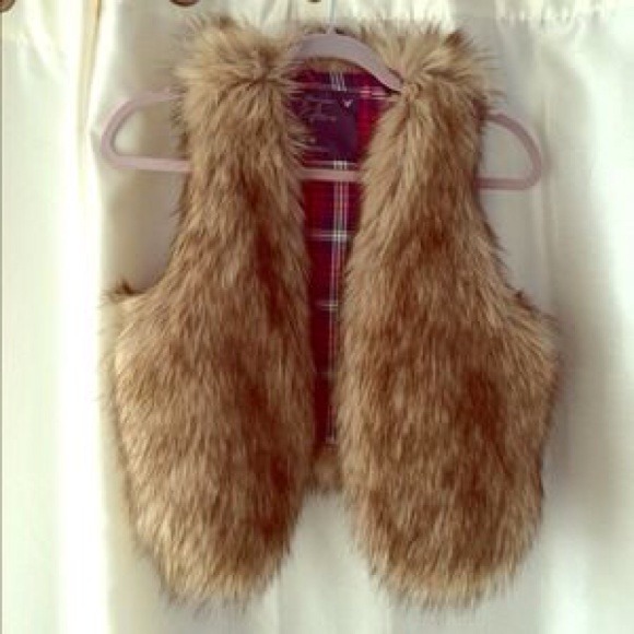 Looking for this American Eagle Faux Fur Vest!