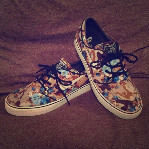 RARE/EXCLUSIVE Nike Janoski DigiFloral in Blue