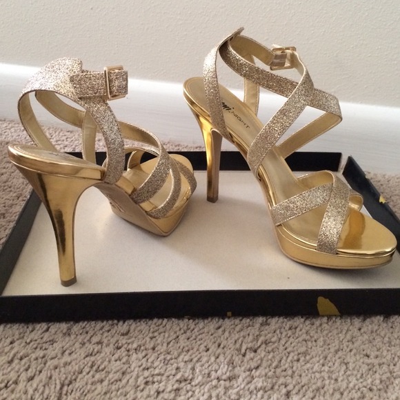 Gold glittery pumps