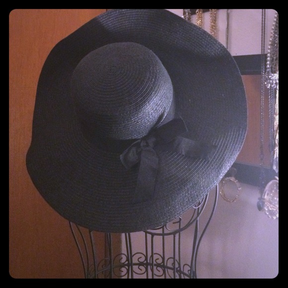 Black sun hat! Excellent condition never worn!