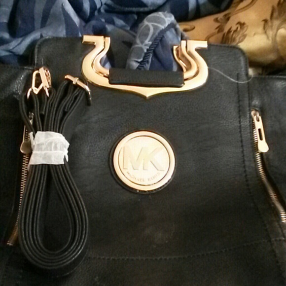 More pics of the mk black leather purse not authen