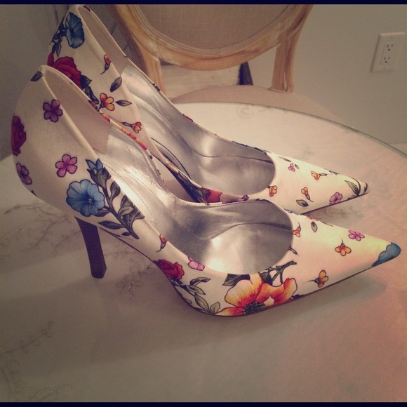 Guess by Marciano size 10 satin heels