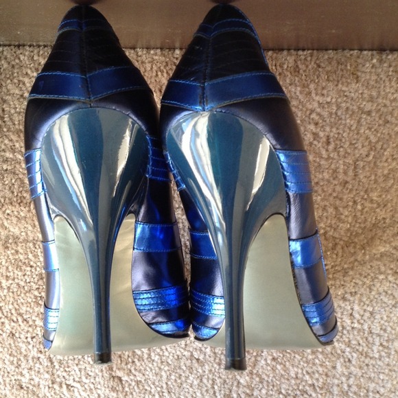 Blue and black heels/SOLD IN BUNDLE😊 - Picture 2 of 4