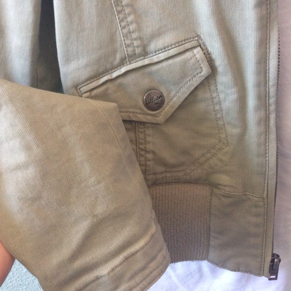 Bomber jacket - Picture 2 of 4
