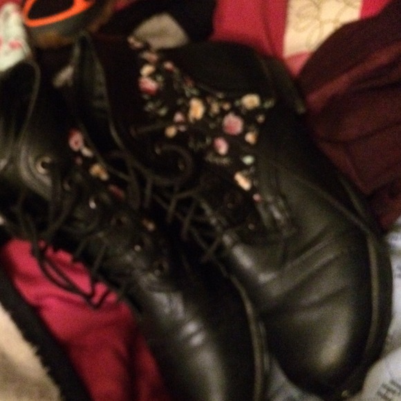 Wet seal flowery boots