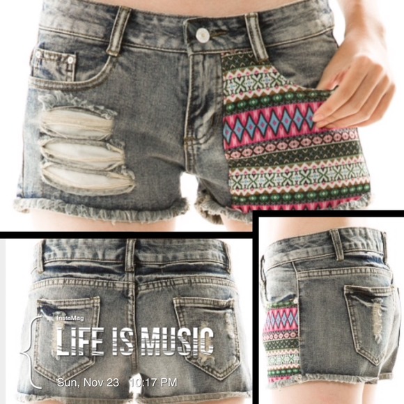 Other - 🌺HP 7/4🌺AZTEC PATCH RIPPED DENIM SHORTS