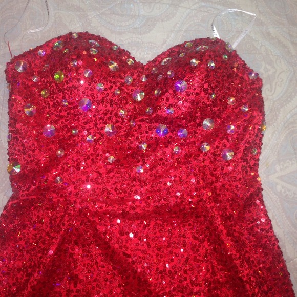 Red sequence dress - Picture 2 of 3