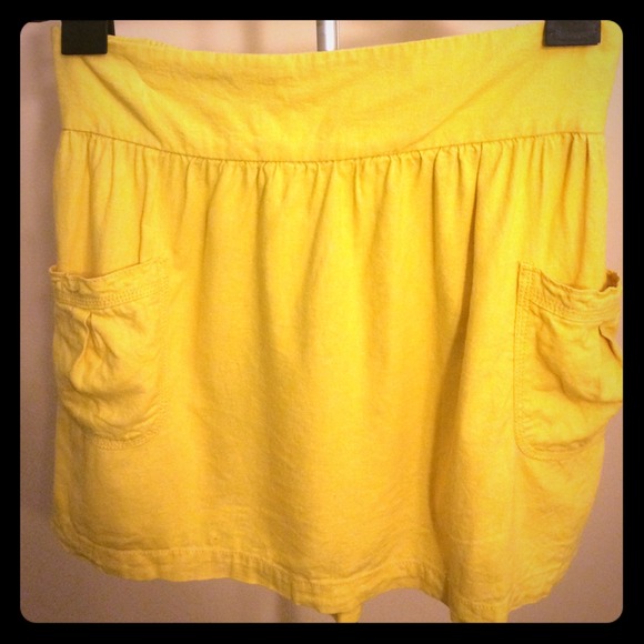 Sunny yellow skirt