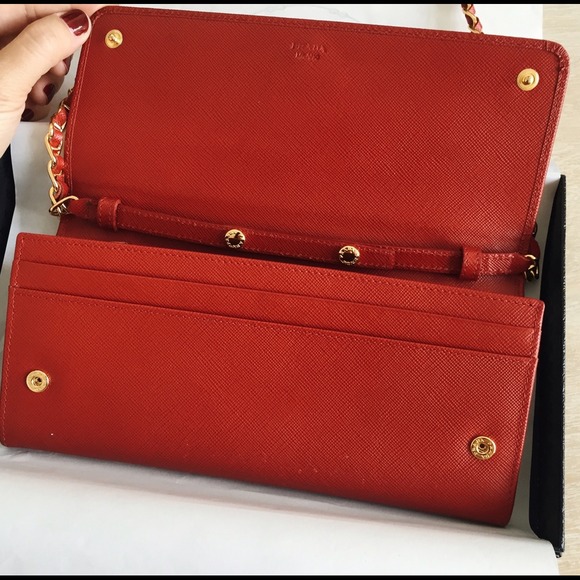 Authentic Prada Wallet on Chain - Picture 2 of 4