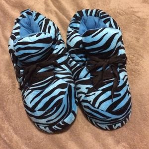 Snooki love slippers. Slight tear on back