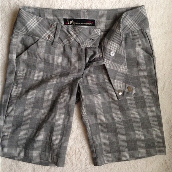 DONATING - l.e.i. shorts - Picture 3 of 4