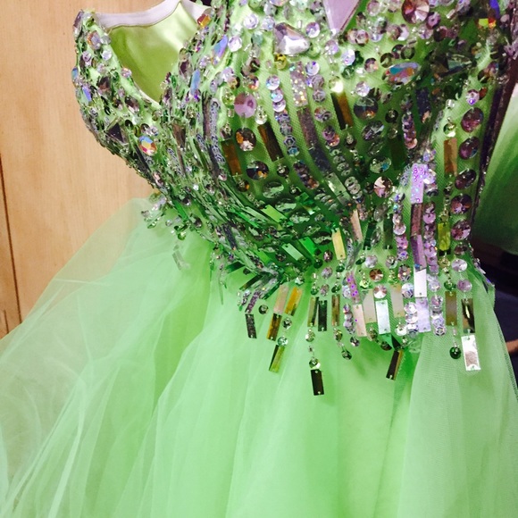 LOOK AT PICS | BEAUTIFUL SHORT PROM DRESS😍 - Picture 3 of 4