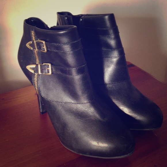 Me too black leather booties