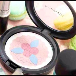 Limited edition Mac pearl matte face powder