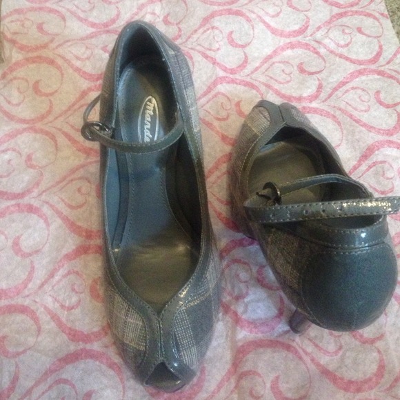 Grey heels. - Picture 2 of 3