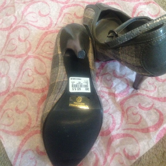 Grey heels. - Picture 3 of 3