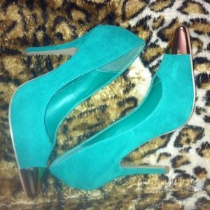 A pair of green & gold tipped pumps