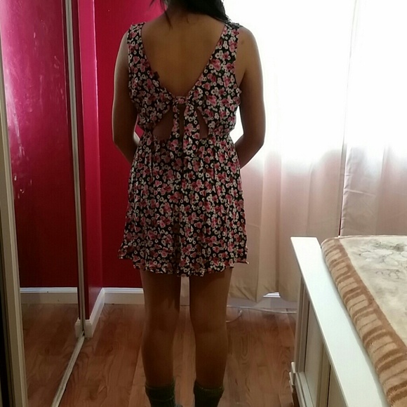 Floral cut out dress - Picture 3 of 3